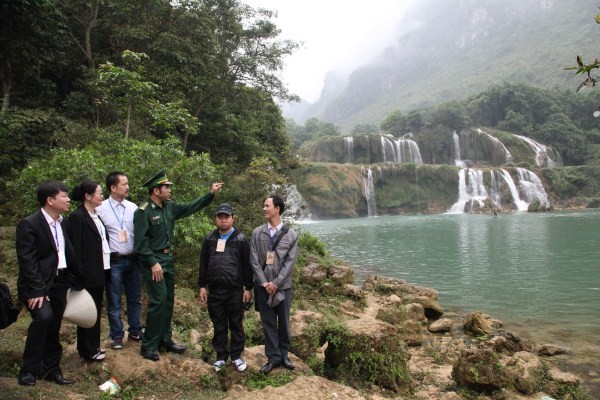 Делегация вьетнамских эмигрантов посетила погранзаставу Дамтхюй в провинции Каобанг - ảnh 1